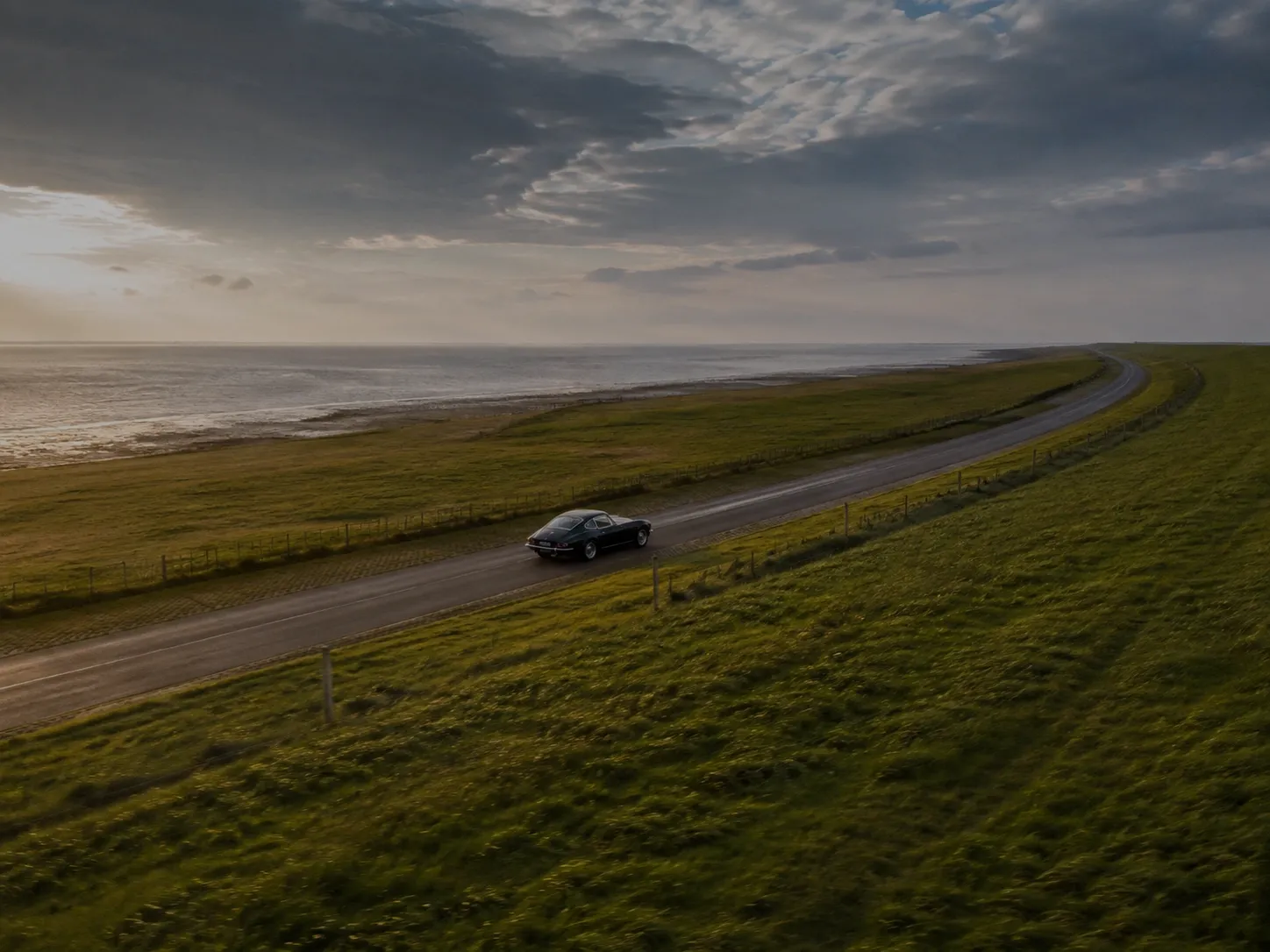Luxusfahrzeug auf einer Straße an der deutschen Nordseeküste